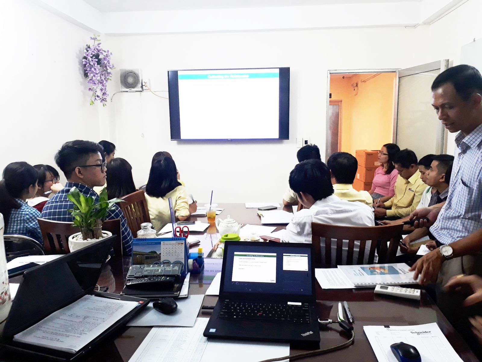 Training bán hàng với Schneider